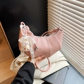 Sac à main demi-lune rose avec texture cuir grainé et détail de poignée nouée - Rose avec pendentif