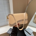 Bolso de hombro blanco en cuero con solapa curva y hebilla de hardware dorado premium - Blanco Roto