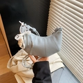 Sac à main croissant bleu clair en cuir grainé avec poignée nouée et charm en perle - Bleu avec Pendentif