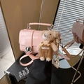Borsa a tracolla in vernice rosa con fibbia argentata e ciondolo orsetto carino - Rosa con ciondolo