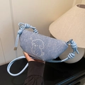 Hellblaue Jeans-Halbmondtasche mit besticktem Comic-Hund und geknotetem Schulterriemen - Blau