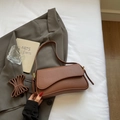 Bolso de hombro marrón en cuero granulado con solapa asimétrica y correa - Marrón