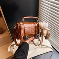 Borsa a bauletto in vernice color caramello con fibbie argento e ciondolo orso - Marrone con ciondolo