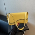 Bolso de hombro chic amarillo brillante con textura de grano y herrajes dorados - Amarillo