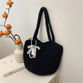 Handgefertigte schwarze Häkeltasche mit weißer Spitzenschleife und Perlenanhänger - Schwarz