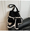 Détail du sac à bandoulière en toile noire avec un grand nœud et bordure en dentelle blanche - Noir