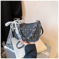 Detalle de bolso vaquero gris con diamantes de imitación, lazo de encaje y perla - Estilo Acolchado Negro / Negro