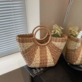 Borsa tote in paglia intrecciata con motivo a righe marroni e crema e dettagli dorati - Cachi