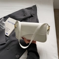 Sac sous le bras minimaliste blanc avec rabat asymétrique et détails dorés - Blanc Cassé