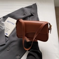 Sac sous le bras chic en cuir marron avec bandoulière réglable et rabat vintage - Marron