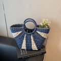 Borsa a mano in paglia intrecciata blu e beige con dettagli dorati e manici rotondi mare - Blu