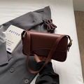 Sac bandoulière élégant marron foncé en similicuir lisse avec boucle dorée - Café
