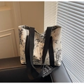 Dettaglio della borsa tote con stampa a foglie di bambù su seduta in pelle moderna - Bianco Sporco