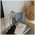 Bolso bandolera denim azul con lazos de perlas, cintas de encaje y tachuelas plateadas - Estilo Azul Denim Acolchado / Azul