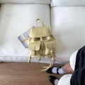 Mini mochila de cuero granulado amarillo pálido con cierre de cordón y bolsillos - Amarillo