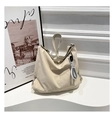 Sac hobo beige chic en nylon avec large bandoulière et détail d'étiquette de marque - Blanc avec Pendentif Lettre / Blanc