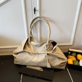 Bolso tote minimalista en cuero blanco crema con asas dobles largas y detalle de cordón - Grande Caqui