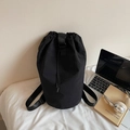 Bolso tipo cubo negro minimalista con cordón en nailon resistente para uso diario - Negro