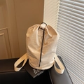Bolso tipo cubo minimalista blanco crema con cordón y correa de hombro ancha tejida - Blanco Roto