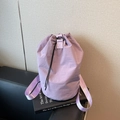 Bolso bombonera minimalista de nailon morado claro con cordón y correa ajustable - Morado