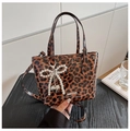 Dettaglio della borsa a tracolla leopardata con fiocco di perle e ciondolo a cuore - Con Ciondolo / caffè