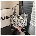 Borsa a tracolla con stampa leopardata e ciondolo a fiocco di perle per donna - Con Ciondolo / Bianco