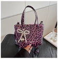 Borsa a tracolla leopardata viola con finitura lucida e ciondolo fiocco di perle - Con Ciondolo / Viola