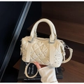Dettaglio della borsa a secchiello trapuntata beige con strass e manici tondi - Bianco Sporco