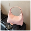 Detalle de bolso de hombro en cuero granulado rosa con el logo Fashion & Bags - Rosa