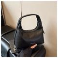 Detalle del bolso hobo de cuero granulado negro con logo plateado y cremallera - Negro