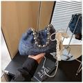 Detalle de bolso bucket de denim azul con asa de bolas plateadas y encaje con perlas - Azul Oscuro Con Colgante