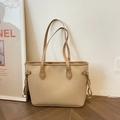 Elegante bolso tote beige de piel sintética con textura granulada y cordones laterales - Caqui