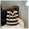 Détail du sac cabas en tricot rayé avec perles colorées et anses en cuir marron - Noir