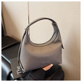 Detalle del bolso hobo gris con textura de lichi, logotipo y correa ajustable fina - Gris