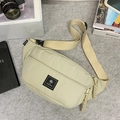 Bolso medialuna de nailon beige con parche de logo y cremallera de cuerda trenzada - Blanco Roto