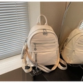 Détail du sac à dos blanc cassé en similicuir avec texture grainée et finition élégante - Blanc Cassé