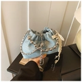 Bolso tipo cubo de mezclilla azul claro con pedrería y correa de cadena de plata - Azul Claro Con Colgante