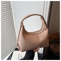 Bolso hobo beige de cuero con patrón de lichi, asa ajustable y diseño de media luna - Caqui
