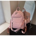 Vue détaillée du sac à dos rose en cuir grainé avec pochette assortie sur bandoulière - Rose