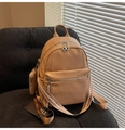 Détail d'un sac à dos marron en cuir PU avec bandoulière décorative et texture grainée - Kaki