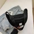 Minimalistische zwarte halvemaanvormige crossbodytas met verstelbare brede stoffen riem - Zwart