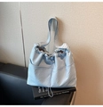 Détail du sac cabas bleu clair à texture gaufrée avec cordon de serrage et poches - Bleu