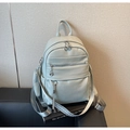 Détail du sac à dos en similicuir menthe avec sangle imprimée et mini pochette assortie - Bleu