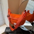 Heldere oranje halve maan crossbodytas van nylon met een verstelbare schouderriem - Oranje