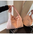 Détail du sac fourre-tout rose matelassé montrant la texture imperméable et le cordon - Rose