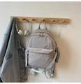 Détail d'un sac à dos violet moderne sur un crochet avec mini porte-monnaie rond assorti - Gris