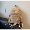 Détail d'un sac à dos en cuir kaki avec bandoulière brodée et mini porte-monnaie attaché - Kaki