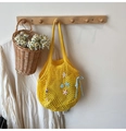 Detail der gelben Häkeltasche mit bunten Sternen und blauem Seidenschleifen-Anhänger - Gelb