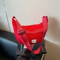 Rode halve maan nylon crossbodytas met brede schouderband en witte logo-patch - Bordeauxrood