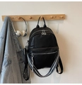 Détail du sac à dos en cuir noir avec bandoulière géométrique et mini pochette ronde - Noir